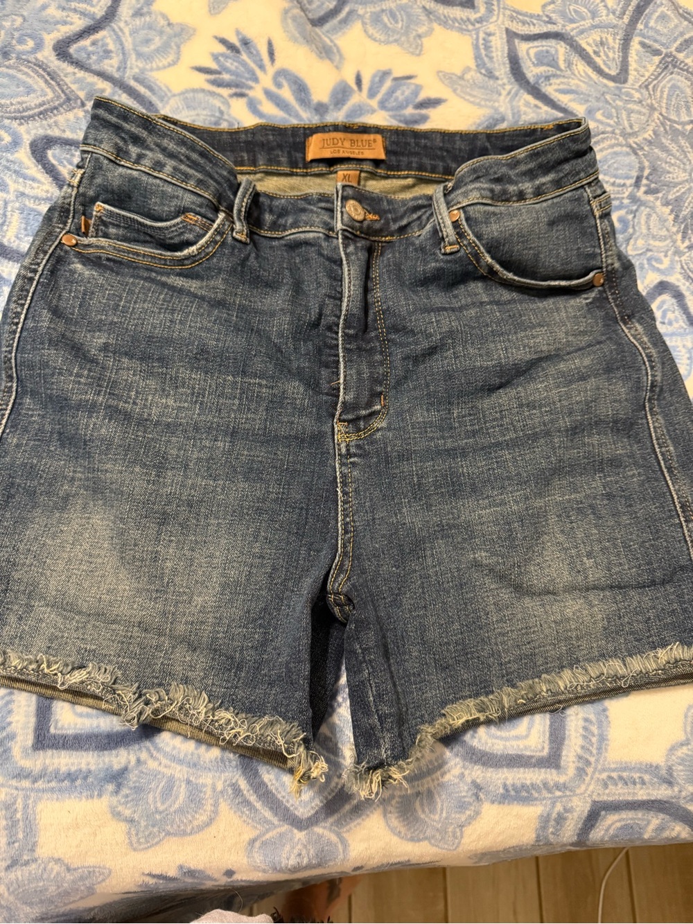Judy Blue Women's Mid Wash Denim Shorts - like new size XL